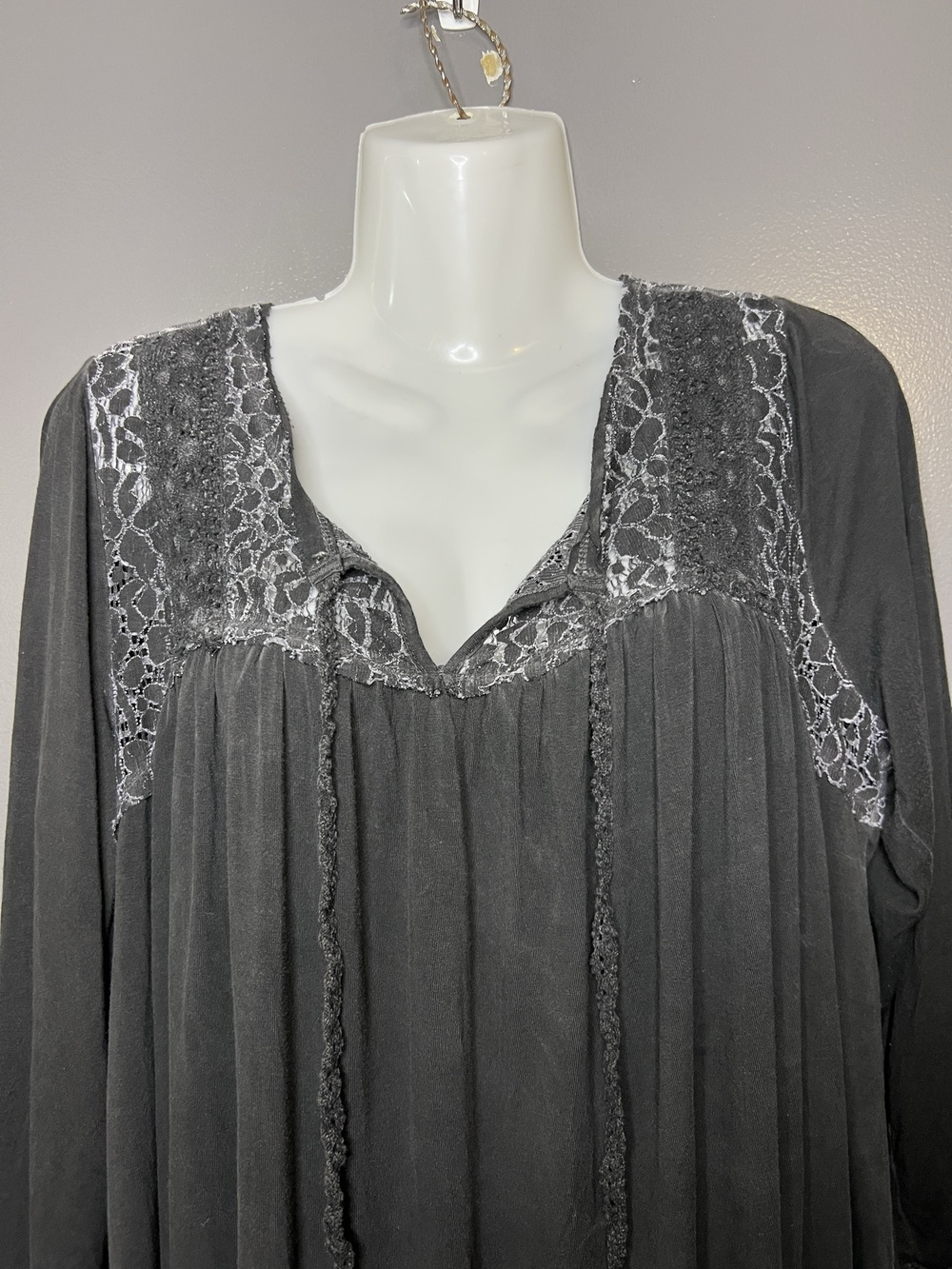 Gimmicks By BKE Top Womens M Grey Crochet Lace Tunic Long Sleeve Boho Peasant